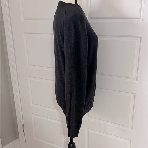 Izod Classic Charcoal Gray V-Neck Sweater with Embroidered Monogram Logo Unisex - Picture 5 of 9